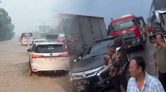 Banjir Tol Tangerang Exit Tol Paramount Petals