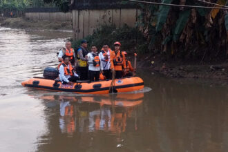 Gubernur Banten Andra Soni di Banjir Tangsel