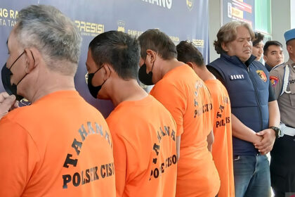 tersangka opang paksa turun penumpang