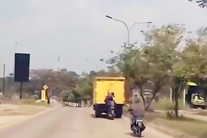Aksi Bajing Loncat di JLS Cilegon