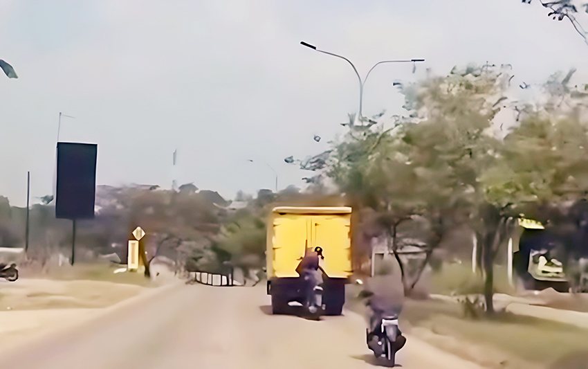 Aksi Bajing Loncat di JLS Cilegon
