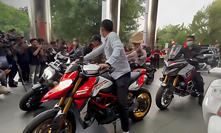 Mobil mewah dan Ducati disita KPK