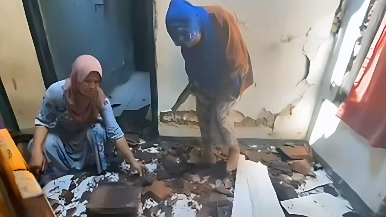 Tanah Bergerak Terjang Dua Kampung di Lebak