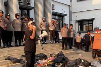 Tumpukan Sampah Tangsel di Kantor Bupati