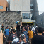 Rumah Mewah Ahmad Sahroni Digeruduk Massa, Dolar Singapura Berserakan & Warga Berebut Harta!