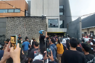 Rumah Mewah Ahmad Sahroni Digeruduk Massa, Dolar Singapura Berserakan & Warga Berebut Harta!