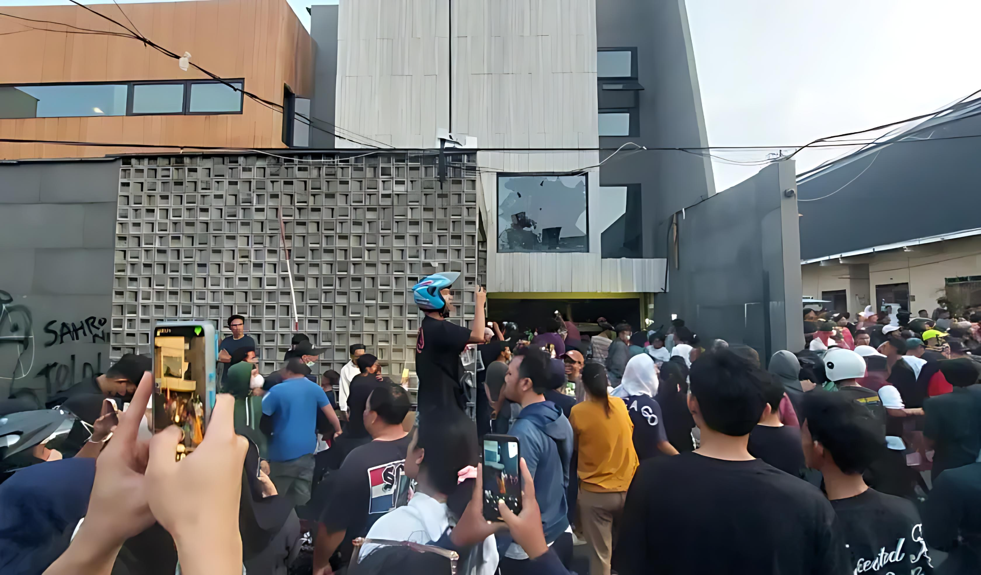 Rumah Mewah Ahmad Sahroni Digeruduk Massa, Dolar Singapura Berserakan & Warga Berebut Harta!