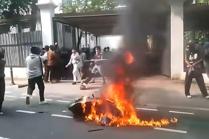 massa bakar motor di DPR
