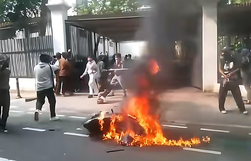 massa bakar motor di DPR