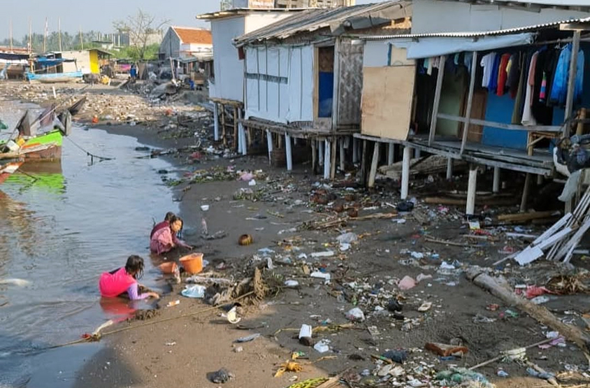 sampah di pantai tanjung kait mauk tangerang