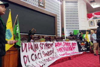 Ruang Paripurna DPRD Kabupaten Tangerang Diduduki Mahasiswa