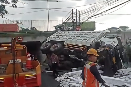 Truk tronton terjun dari Tol Tangerang Merak di Kota Serang